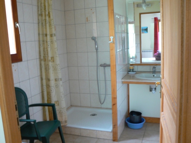 Salle de bain appartement Claree du gîte Le Pré Clarée à Névache, vallée de la Clarée.